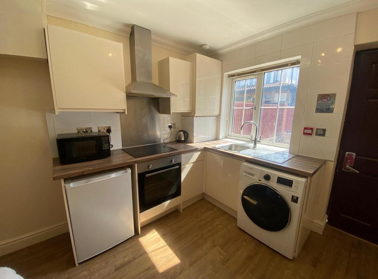 Crompton pensión Hounslow Exterior foto